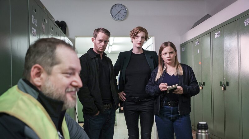 v.li.: Was weiß der Tallyman, Spitzname Pinkie (Matthieu Svetchine)? Robert Petersen (Patrick Güldenberg), Linda Selb (Luise Wolfram) und Liv Moormann (Jasna Fritzi Bauer) befragen ihn. – Bild: Radio Bremen /​ Jörg Landsberg