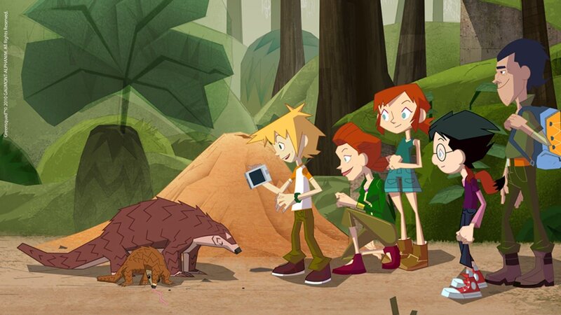 Das Green Team filmt eine Schuppentiermutter und ihr Junges beim Fressen. – Bild: KiKA/​Gaumont-Alphanim