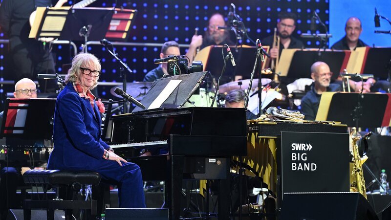 Helge Schneider (am Klavier) beim SWR Sommerfestival in Speyer: Er gehört zu den erfolgreichsten Komikern und Musikern in Deutschland – Hits wie „Katzenklo“ und „Käsebrot“ sind längst musikalisches Kulturgut. Beim SWR Sommerfestival tritt er erstmals mit einer großen Big Band auf – mit der mehrfach Grammy-nominierten SWR Big Band. – Bild: ZDF und SWR/​Jörg Puchmüller