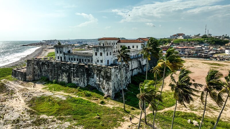 Zeugnis eines dunklen Kapitels von Ghanas Geschichte: Von der Festung „Elmina Castle“ wurden zigtausende Sklaven verschifft, heute gedenken hier viele Nachfahren ihren Angehörigen. – Bild: NDR/​Florian Melzer