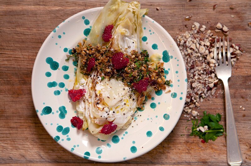 Und für alle, die das Fleisch lieber weglassen, gibt es sauren Spitzkohl mit Haselnuss. – Bild: BR/​Sebastian Fery