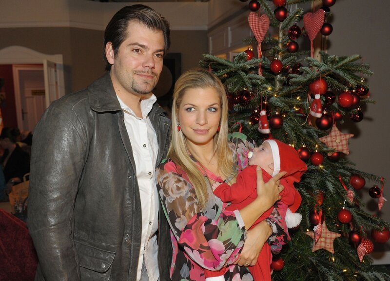 Leon (Daniel Fehlow) und Verena (Susan Sideropoulos) freuen sich auf ein idyllisches Weihnachten als Kleinfamilie mit ihrem Baby Oscar. – Bild: RTL /​ Rolf Baumgartner