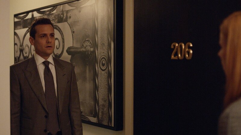 Nach Jahren voller Spannung, Anziehung und dennoch Zurückhaltung ist sich Harvey (Gabriel Macht) nun sicher. Er liebt Donna (Sarah Rafferty) aufrichtig und will mit ihr zusammen sein. – Bild: ZDF und USA Network