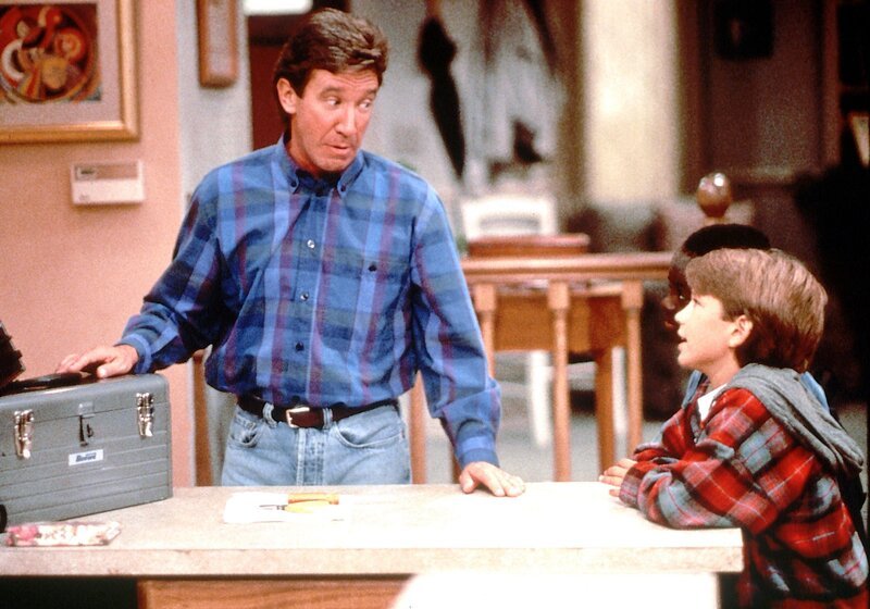 Randy (Jonathan Taylor Thomas, re.) steckt mitten in der Pubertät und reizt seinen Vater Tim (Tim Allen) mit frechen und kränkenden Bemerkungen bis zur Weißglut. – Bild: RTL