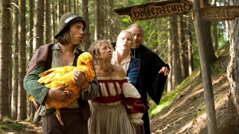 Noch ist der Weg zum Schloss weit für den Dummling (Jeremy Mockridge), die Goldene Gans, die Wirtstöchter Liesel (Anna Böttcher) und Lotte (Teresa Weißbach) und den Pfarrer (Hilmar Eichhorn). – Bild: ZDF und Katharina Simmet