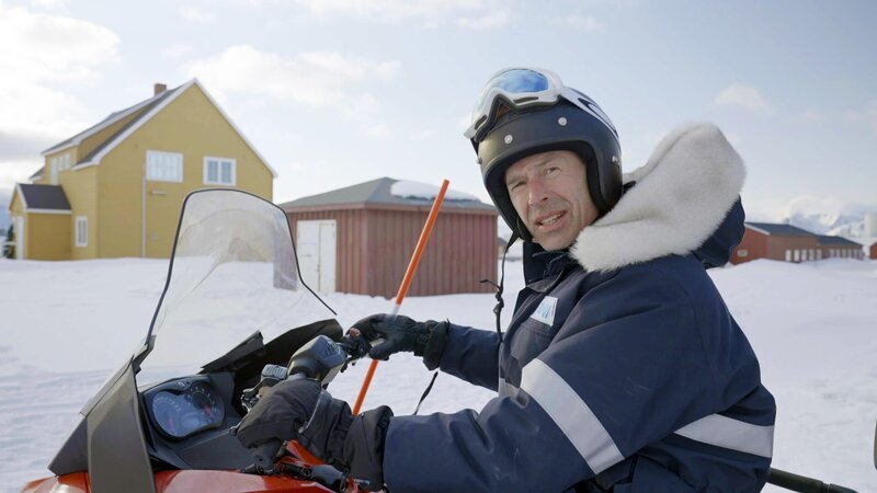 Östlich von Grönland, mitten im Nordpolarmeer, liegt die norwegische Inselgruppe Spitzbergen. Ny-Ålesund ist das nördlichste Dorf der Welt mit nicht einmal 200 Einwohnern. Bis in die 1960er-Jahre lebten hier Arbeiter, um vor Ort Steinkohle abzubauen. Heute ist der kleine Ort ein internationales Wissenschaftsdorf mit Forschungsstationen, das größte Labor der modernen Arktis-Forschung. Und wer wissen will, wie die Arktis funktioniert, muss raus aufs Eis. – Bild: ZDF und Thorsten Czart