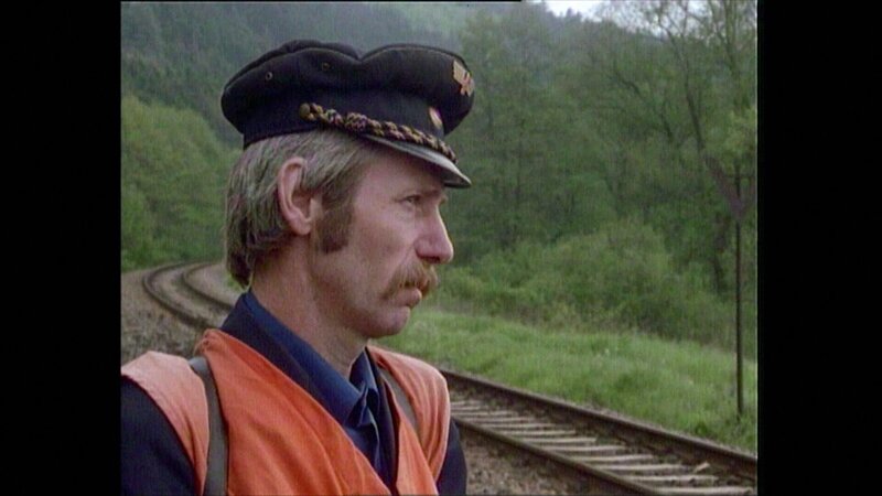 Kurz nach der Wende beschäftigt die Deutsche Reichsbahn zur Prüfung von Unregelmäßigkeiten an den Gleisen noch Streckenläufer. Streckenwärter Erhard Jahns aus Grimmenthal legt pro Tag mindestens 13 km zu Fuß zurück. – Bild: BR