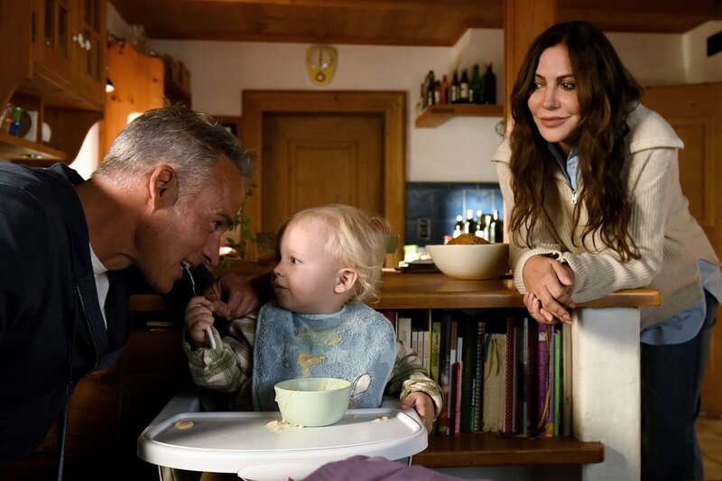 Frühling – Holla, die Waldfee; Marco Girnth als Mark Weber (l.) und Simone Thomalla als Katja Baumann (r.). SRF/​ZDF/​Barbara Bauriedl. – Bild: SRF1