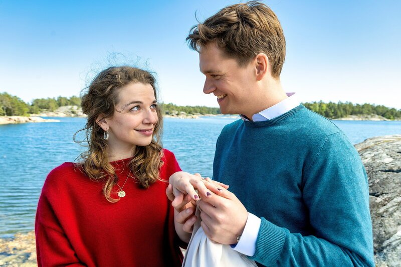 Inga Lindström – Hochzeitsfieber. Magdalena Höfner als Lena, Philipp Lind als Sören. – Bild: SRF/​ZDF/​Ralf Wilschewski