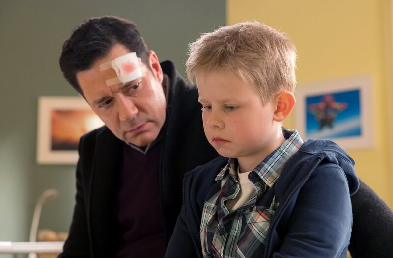 Dr. Ina Schulte (Isabell Gerschke) und Dr. Philipp Brentano (Thomas Koch) haben gerade erfahren, dass Sarah Marquardt und Philipps Frau Arzu mit einer Hochschwangeren im Fahrstuhl stecken geblieben sind. – Bild: MDR/​Saxonia Media/​Rudolf Wernicke