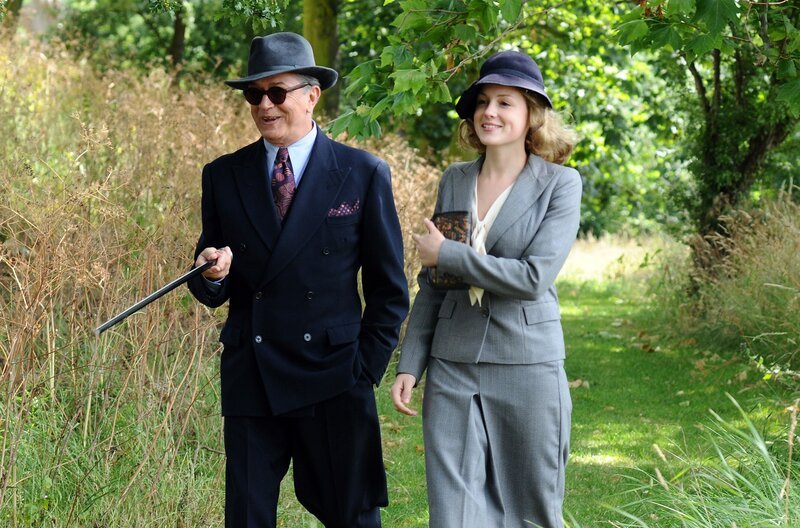 Sir Charles Cartwright (Martin Shaw) und Egg (Kimberly Nixon). – Bild: WDR/​ITV plc (Granada International)