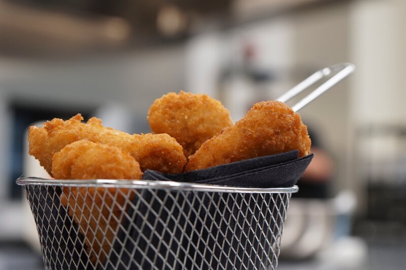 Für diese veganen Chickennuggets der Firma „NotCo“ hat eine Künstliche Intelligenz die pflanzlichen Zutaten ausgewählt, die einem Hühnchen-Geschmack am nächsten kommen. – Bild: ServusTV /​ Bilderfest