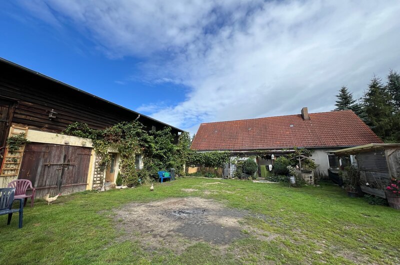 Das Wohnhaus teilt sich das Ehepaar mit rund 30 Katzen und 7 Hunden. Direkt daneben steht der Stall, in dem die Esel und Hühner untergebracht sind. Der Lebenshof für Tiere e.V. in Wietstock-Altwigshagen. – Bild: ZDF und Marisa Panenka