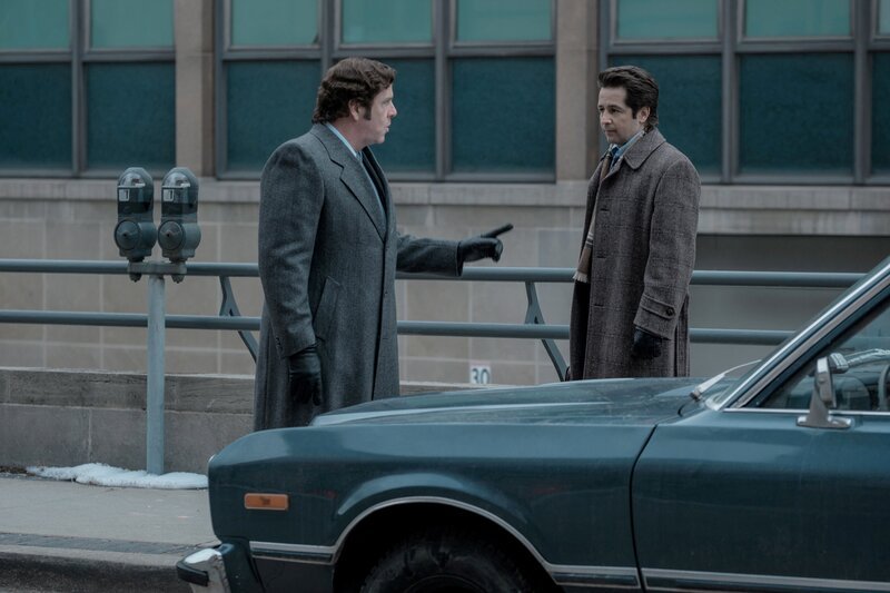 (l-r) Chris Sullivan als Bill Knuckle, Michael Angarano als Sam Amirante – Bild: Brooke Palmer/​PEACOCK /​ UNIVERSAL /​ Peacock TV LLC