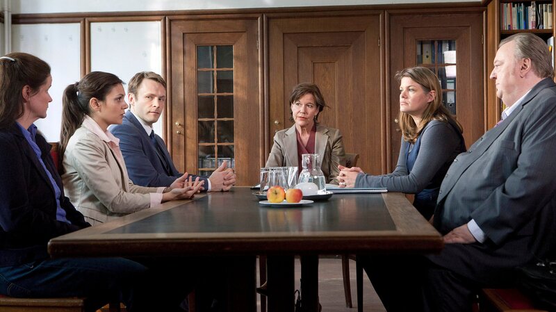 Ehrenberg (Dieter Pfaff) vertritt Yasmin (Sophie Dal) und Lars (Matthias Ziesing). Das Paar wird von Frau Krüger (Birge Schade) vom Jugendamt der Kindsmißhandlung beschuldigt. Die Richterin (Monika Martienzen) hört Gudrun (Katrin Pollitt) als Zeugin. – Bild: ARD/​Georges Pauly