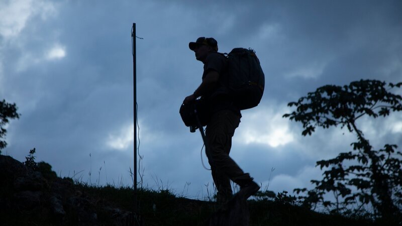 A member of the Expedition Unknown crew roaming the site of a possible Chupacabra attack in Barceloneta, Puerto Rico. – Bild: Discovery Communications, LLC
