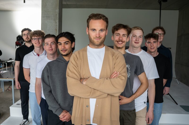 Machen sich Männer zu viel Leistungsdruck beim Sex? Und wie wird unsere Vorstellung davon durch Gesellschaft und Popkultur geprägt. Leon Windscheid fragt eine Gruppe junger Männer. – Bild: Marius Fuchtmann /​ ZDF