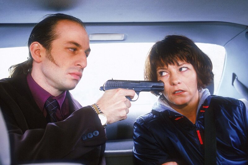 Woronin (Oliver Wronka) hat Lizzy (Katja Schmitz) auf ihrem Freigang abgefangen. Sie soll ihm Franks Aufenthaltsort verraten. – Bild: RTL