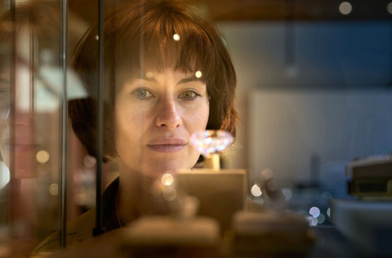 Ermittlerin Lucienne (Maimie McCoy) blickt hinter die glänzende Fassade einer Diamanten-Dynastie. – Bild: ARD Degeto/​ Company Pictures/​NL Films/​All3Media International