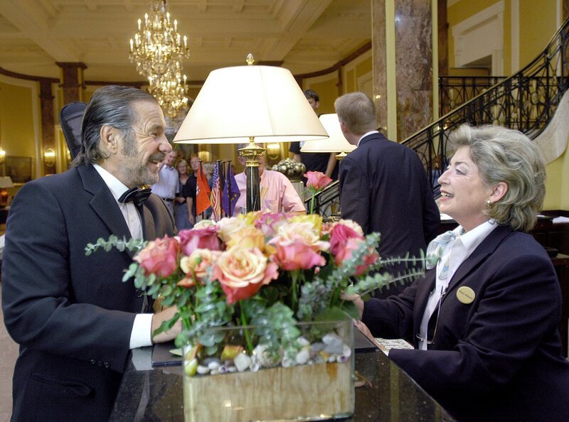 Immer zu einem Flirt aufgelegt: Fischhändler und Türsteher Hannes (Götz George) und die Rezeptionistin Anette Kowalski (Brigitte Janner). – Bild: ARD Degeto/​Uwe Ernst