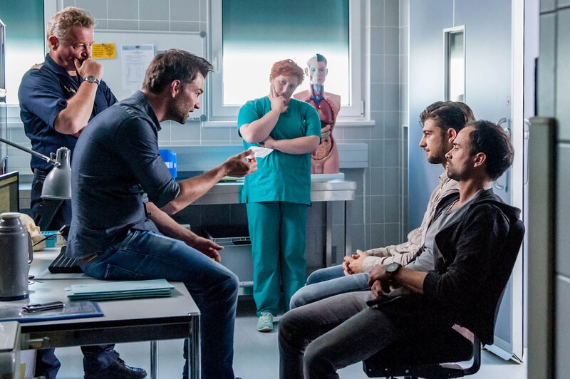 Die Gentechnik-Studentin Yasmin Stackler wird erschossen aufgefunden. Bei der Obduktion stößt Dr. Löcker auf einen in Stacklers Körper implantierten Mikrochip. Im Bild (v.li.): Ferry Öllinger (Kroisleitner), Jakob Seeböck (Lukas Roither), Veronika Polly (Dr. Stefanie Löcker), Emanuel Fitz (Laurenz Paar), Roman Blumenschein (Chris). – Bild: ORF/​Gebhradt Productions/​Stefanie Leo