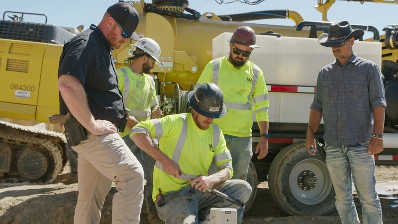 Erik Bard (l.), Thomas Winterton (m.), Jim Royston (4.v.r.), Travis Taylor (3.v.r.), Bryant ‚Dragon‘ Arnold (r.) – Bild: stan /​ © THE HISTORY CHANNEL /​ Prometheus Entertainment