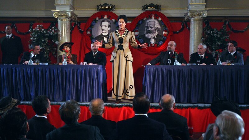 Leidenschaftlich hält Rosa Luxemburg (Tereza Brodská) auf einem Parteitag der SPD eine Rede (um 1898). Sie legt sich mit den Altvätern der Sozialistischen Partei an und bezieht spöttisch und angriffslustig Position. Sie wird sich später an die Spitze des linken Flügels der Partei setzen und schließlich mit Karl Liebknecht den Spartakusbund gründen, den Vorläufer zur KPD. – Bild: ZDF