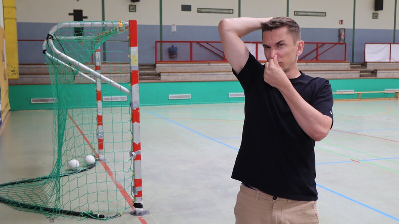 Gut, dass es kein Geruchsfernsehen gibt, denn bei „PUR+“ stinkt es in der Folge gewaltig. In einem Experiment mit einer Bremer Schulklasse soll herausgefunden werden, welche Sportshirts am meisten muffeln und warum. In einem Geruchslabor wird zunächst Erics Nase kalibriert, damit er wissenschaftlich korrekt an den getragenen Shirts schnüffeln darf. – Bild: Frauke Siebold /​ ZDF