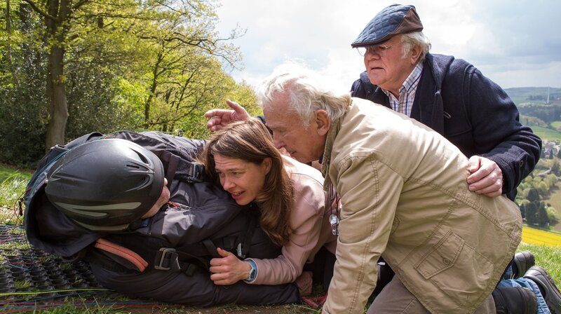 Der steinalte Friedrich Peters (Dieter Schaad, l.) will mit dem Gleitschirm losfliegen. Seine Söhne Paul (Jürgen Mikol, 2.v.r.) und Herbert Peters (Frank Trunz, r.) und Carla Temme (Meike Droste, 2.v.l.) können es in letzter Sekunde verhindern. – Bild: ARD/​Michael Böhme