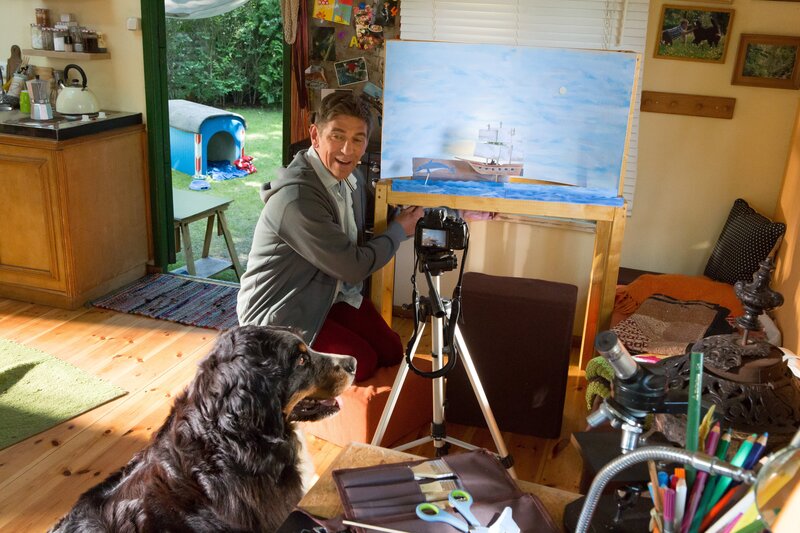 Fritz Fuchs (Guido Hammesfahr) hat die Geschichte für seinen Trickfilm gefunden: Die abenteuerliche Erforschung des Nordpols. – Bild: ZDF und Zia Ziarno