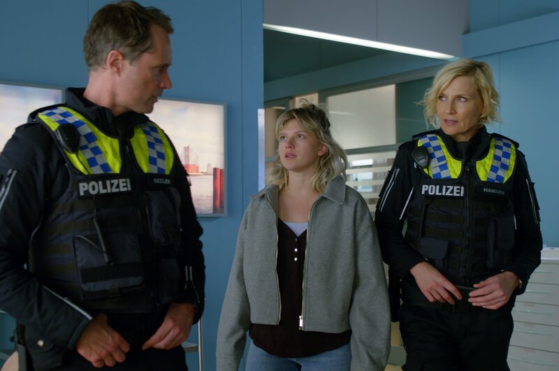 Mattes (Matthias Schloo, l.) und Melanie (Sanna Englund, r.) sind überrascht, als Katharina (Sinje Irslinger, M.) gegen ihren Vater eine Anzeige erstatten möchte. Außerdem will sie ein Kontaktverbot erwirken. – Bild: ZDF und Uwe Neumeister