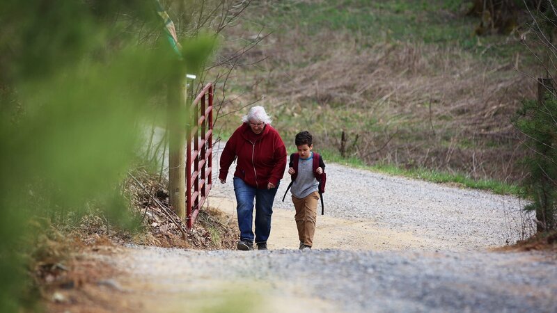 Großmutter und Enkel gehen zu ihrem Gehöft in Tennessee. – Bild: Warner Bros. Discovery