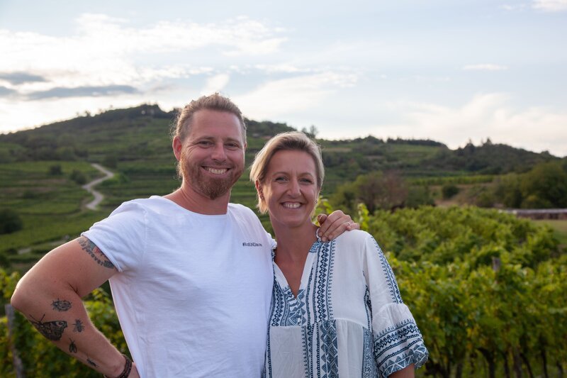 Die Winzer Urban und Dominique Stagård in ihrem Weingut in Krems – Bild: ServusTV /​ Terra Mater Studios GmbH