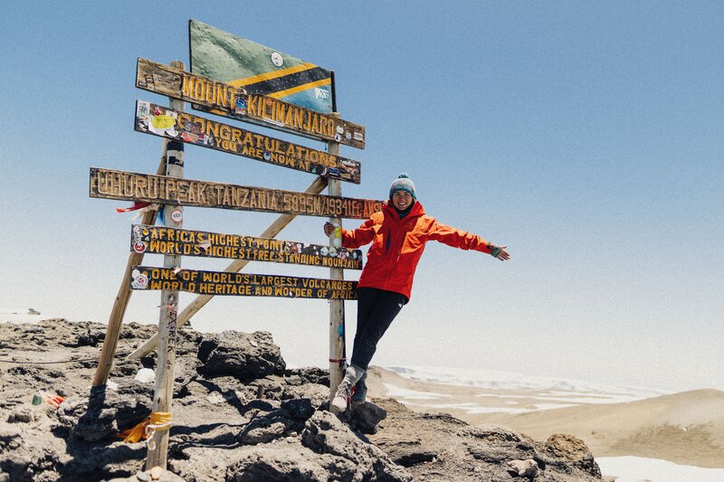 Eva posiert am Uhuru Peak, Kilimandscharo. – Bild: NGC NETWORK US, LLC /​ Josh Monie