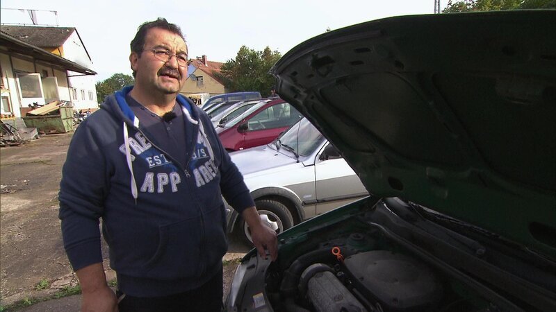 Metin und seine Familie müssen innerhalb von 14 Tagen den Hof verlassen. – Bild: RTL II