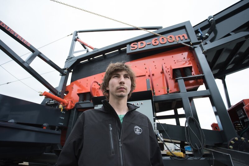 Parker Schnabel standing by the New Wash Plant. – Bild: Discovery Communications, Inc.