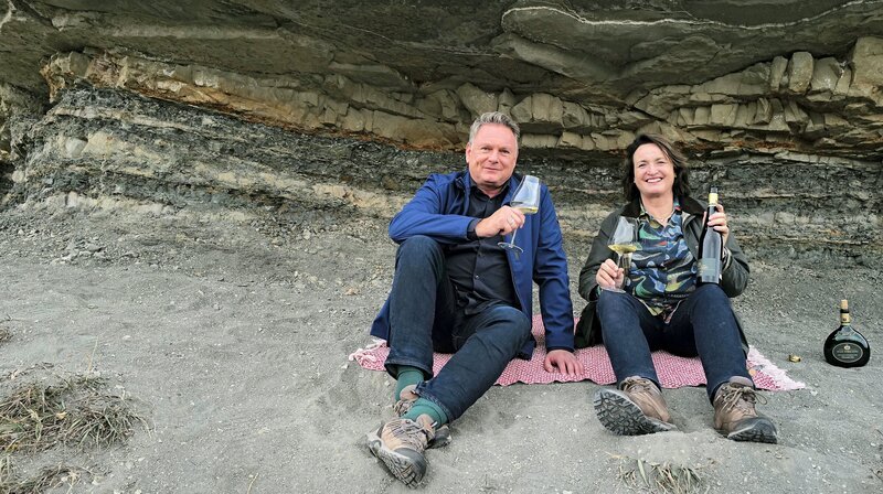 Axel Bulthaupt und Winzerin Andrea Wirsching aus Iphofen bei der Einführung in die unterfränkischen Weine. – Bild: MDR