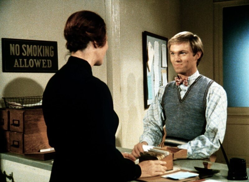 John-Boy (Richard Thomas, r.), der nach wie vor Schriftsteller werden will, bewirbt sich um ein College-Stipendium. – Bild: Sat.1 Gold