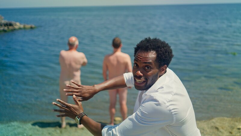 Host Anthony Morgan erkundet in der Wissenschaftsdokumentation alles rund um den Hintern. – Bild: 3sat