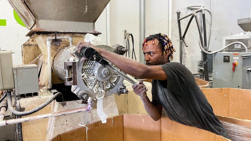 Carlos Anderson setzt einen sauberen Filter ein. – Bild: Warner Bros. Discovery, Inc. or its subsidiaries and affiliates