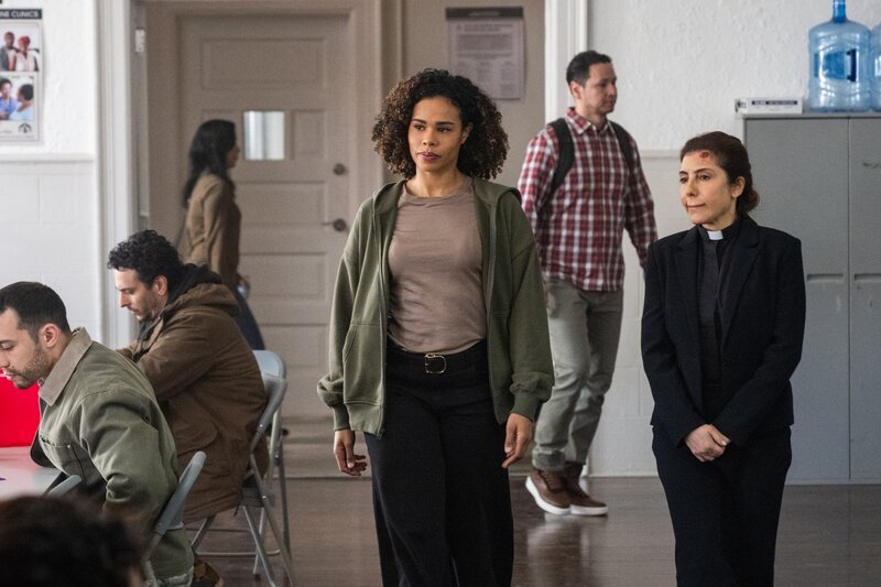 Pictured (L-R): Roxy Sternberg as Special Agent Sheryll Barnes and Anne Bedian as Reverend Sonya Smith. – Bild: CBS Broadcasting, Inc.
