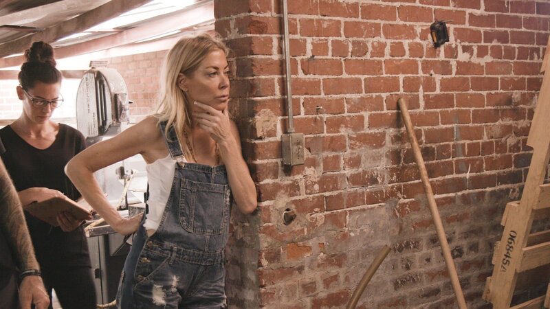 Elaine Culotti (right) and Amanda Nelson meets with contractors. – Bild: Discovery Channel /​ Discovery Communications, LLC