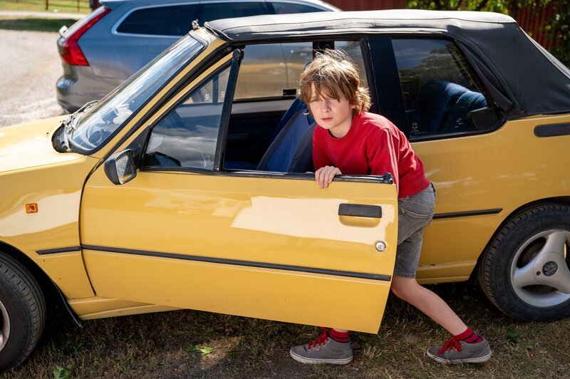 Linus (Karl Kneusels) versucht Maja am Handy zu erreichen. – Bild: ORF/​ZDF/​Ralf Wilschewski