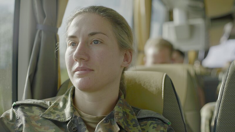 Offizierin Alina (33) auf dem Weg zum Verabschiedungsapell vor dem großen Auslandseinsatz. – Bild: ZDF und Luise Schröder