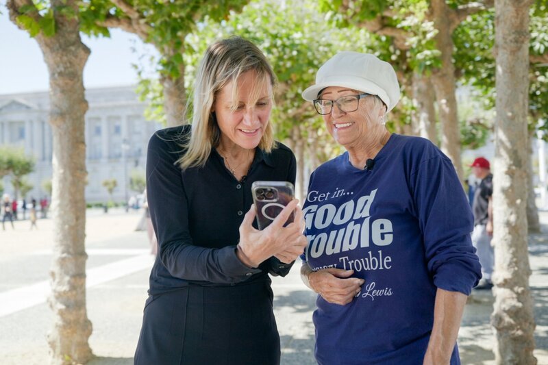 Pamela Hemphill (Maga Granny) mit Barbara Lüthi in San Francisco – Bild: SRF