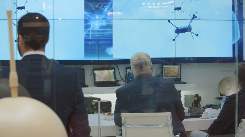  Steuersysteme mit Künstlicher Intelligenz verbinden Daten aller Fahrzeuge und Drohnen auf dem Schlachtfeld und bieten dem Menschen Entscheidungsmöglichkeiten an. – Bild: Spiegel Geschichte