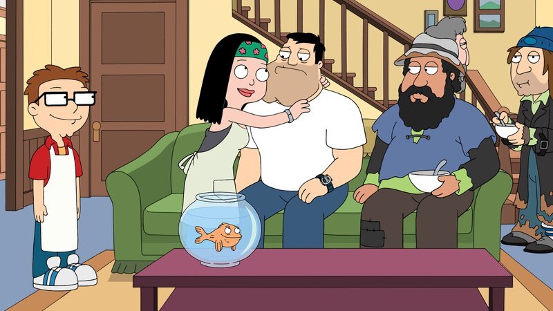 Steve (l.), Klaus (vorne), Hayley (hinter, 2.v.l.), Stan (m.). – Bild: MEI2 /​ RTI S.p.A. Interactive Media /​ Mediamond S.p.a., RTI spa, Gruppo Mediaset