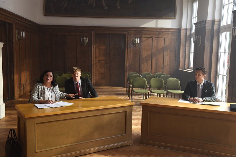 v.li.: Paula Dennstein (Maria Happel), Willi Gaiswinkler (Sebastian Hülk), Dr. Hofer (Marco Di Sapia). – Bild: ORF 2