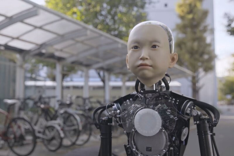 Der Kinderroboter Ibuki macht einen Spaziergang an der Universität Osaka. – Bild: Iris Ng