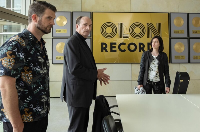 Die Musikerin Lara Binder (Diane Willems, r.) beschuldigt den erfolgreichen Popsänger Ron Hemmings (Simon Böer, l.), ihr den Song „Hab dich nicht gefragt“ gestohlen und damit einen Hit gelandet zu haben. Kann Markus Gellert (Herbert Knaup, M.) ihr zu ihrem Recht verhelfen? – Bild: Sat.1 emotions